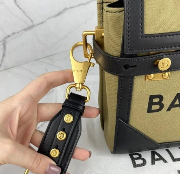 Сумка женская Balmain изготовлена из натуральной кожи