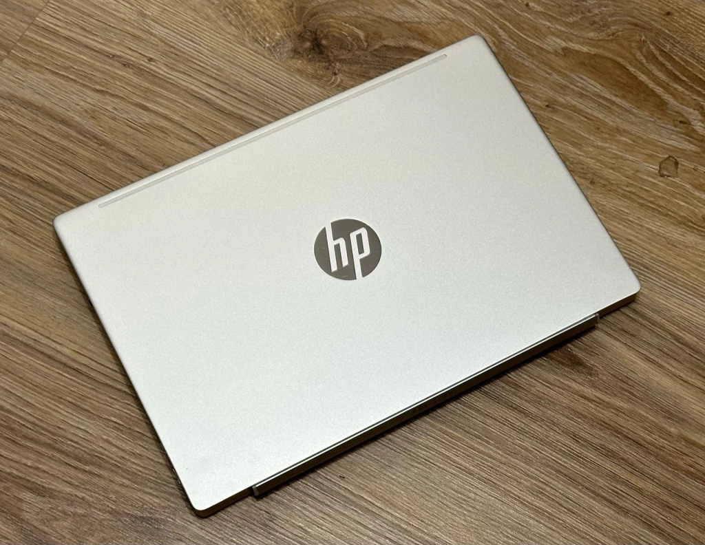 Продам Ноутбук HP Core i3 8145U (8-го поколения, 4 потока) SSD: 120gb