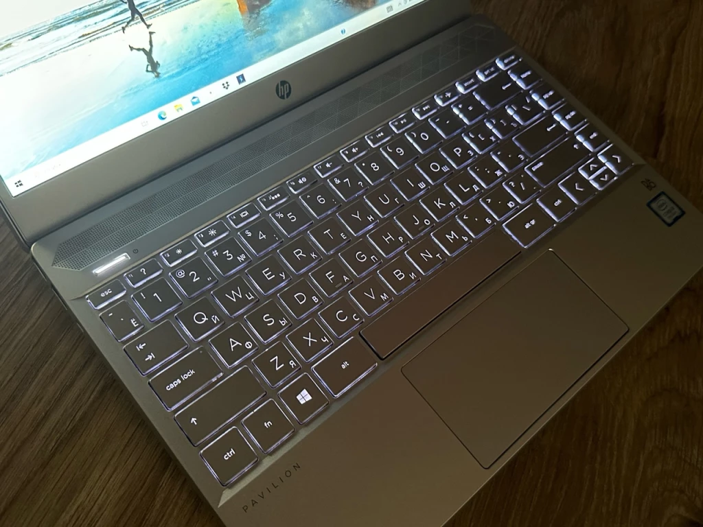 Продам Ноутбук HP Core i3 8145U (8-го поколения, 4 потока) SSD: 120gb
