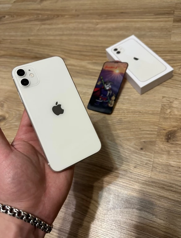 IPhone 11 на 128gb. Оригинал 35 498р. Белый