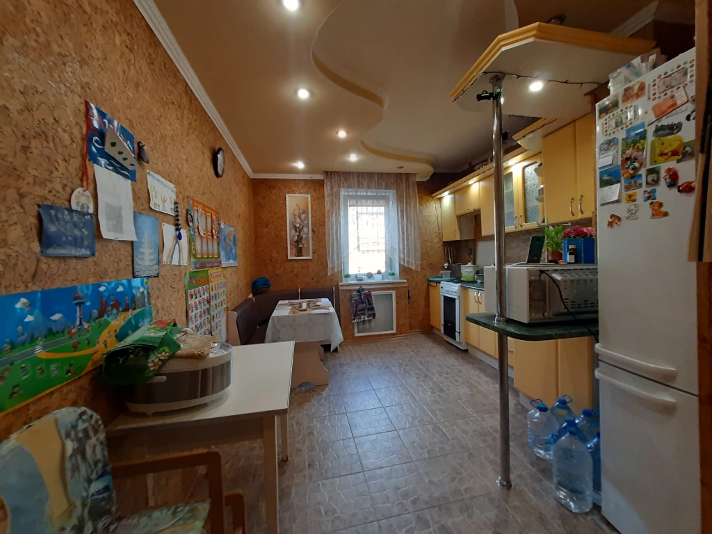 Продам 3х к.кв., ул.Оленина 8, 6/9, ж/м Строитель.