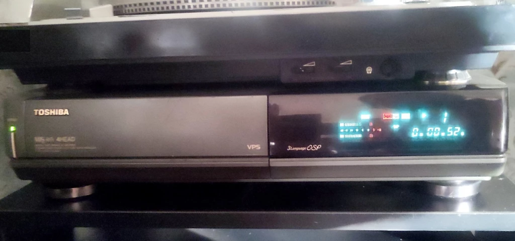 Видеомагнитофон TOSHIBA V-711G