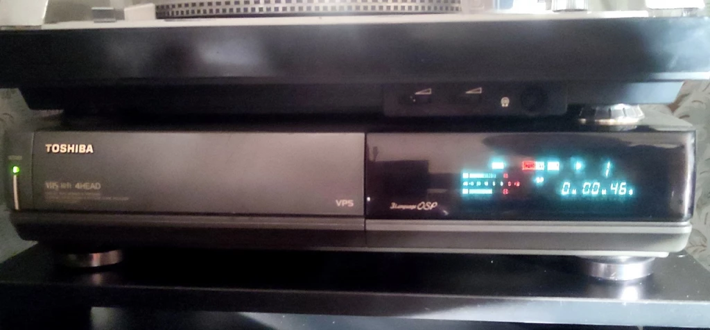 Видеомагнитофон TOSHIBA V-711G