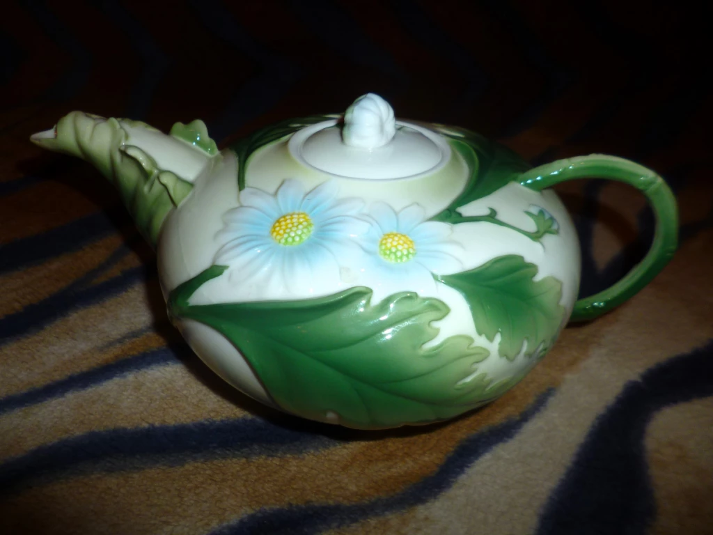 Фарфоровый чайник 
