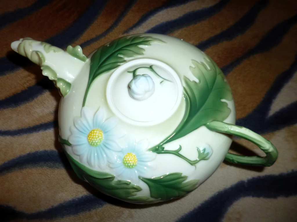 Фарфоровый чайник 