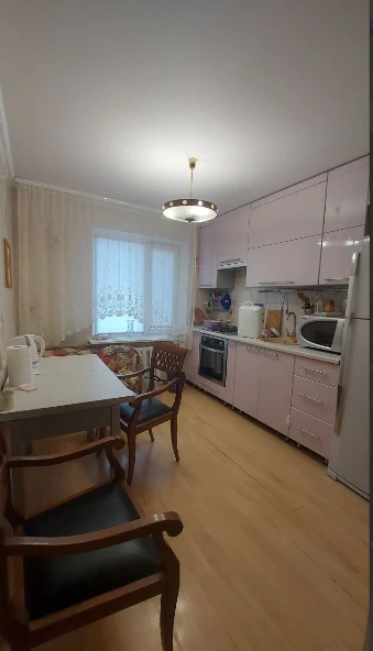 3-х ком. квартира в Калининском р-не. б. Шахтостроителей, 26