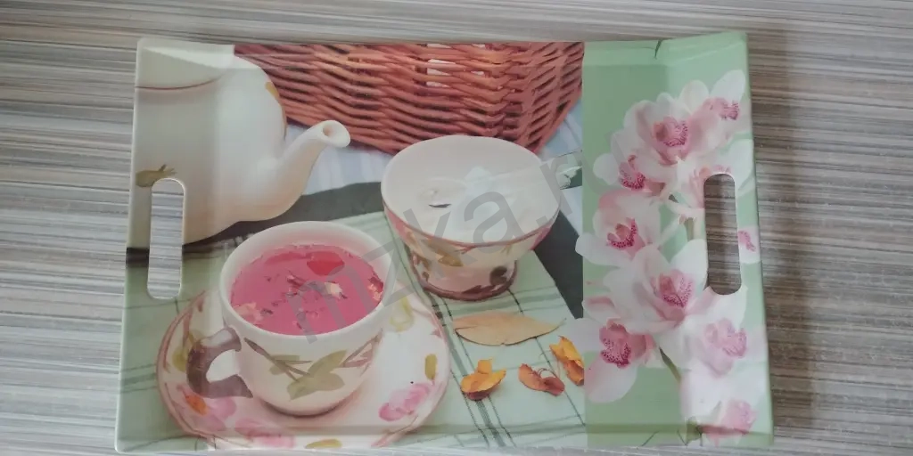 Поднос с ручками, качественный пластик. Размер 47*31 см. Прочный, практичный и долговечный.