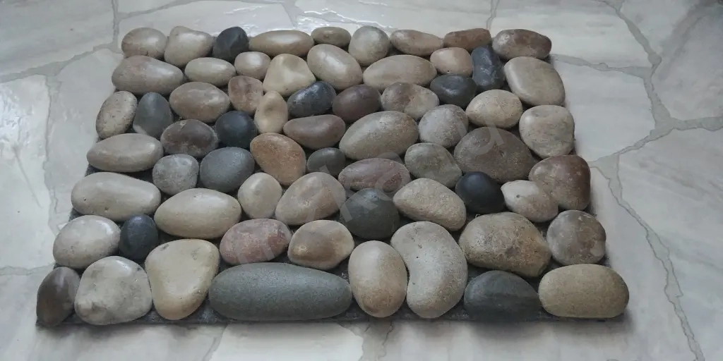 Коврик из морской гальки. 40*30 см. Легко скручивается в рулон. Прочный,