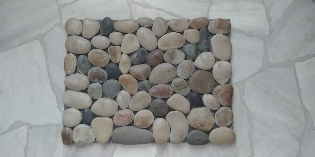 Коврик из морской гальки. 40*30 см. Легко скручивается в рулон. Прочный,