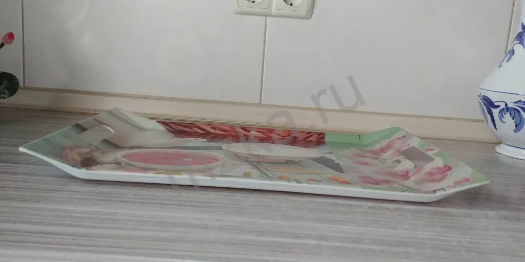 Поднос с ручками, качественный пластик. Размер 47*31 см. Прочный, практичный и долговечный.