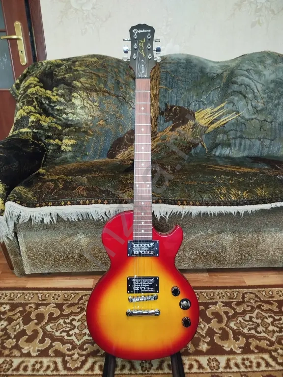 Электрогитара Epiphone с аксессуарами
